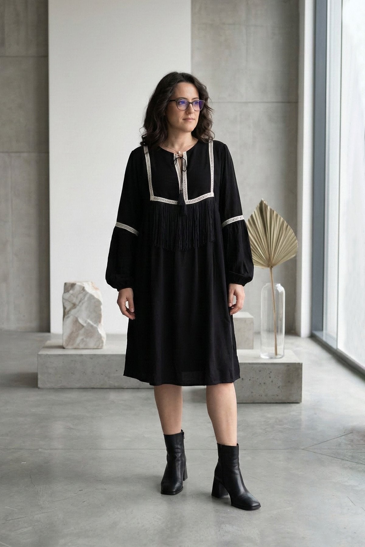 Bağcıklı Yaka Püskül Detaylı Dantel İşlemeli Balon Kollu Mini Elbise