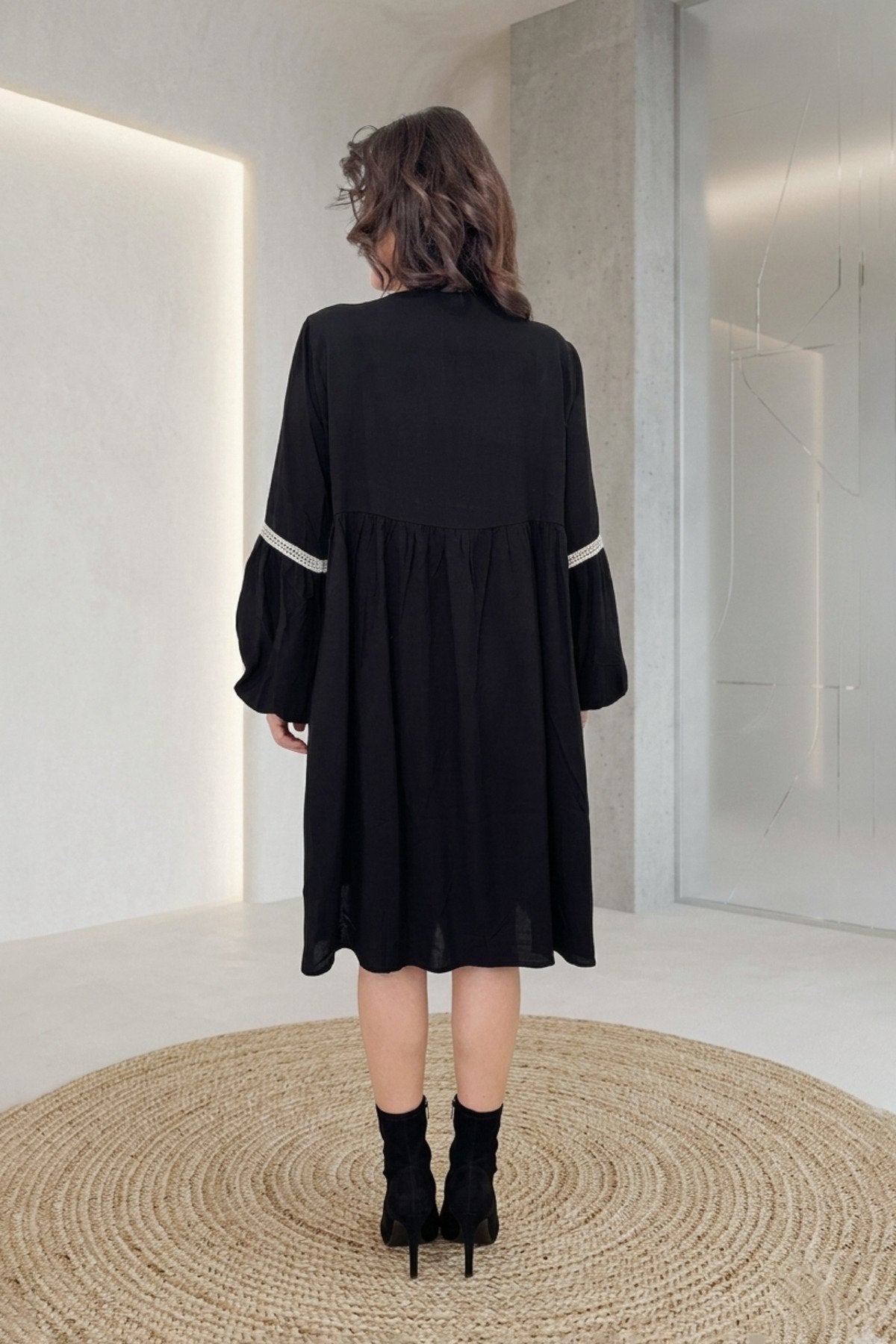 Bağcıklı Yaka Püskül Detaylı Dantel İşlemeli Balon Kollu Mini Elbise