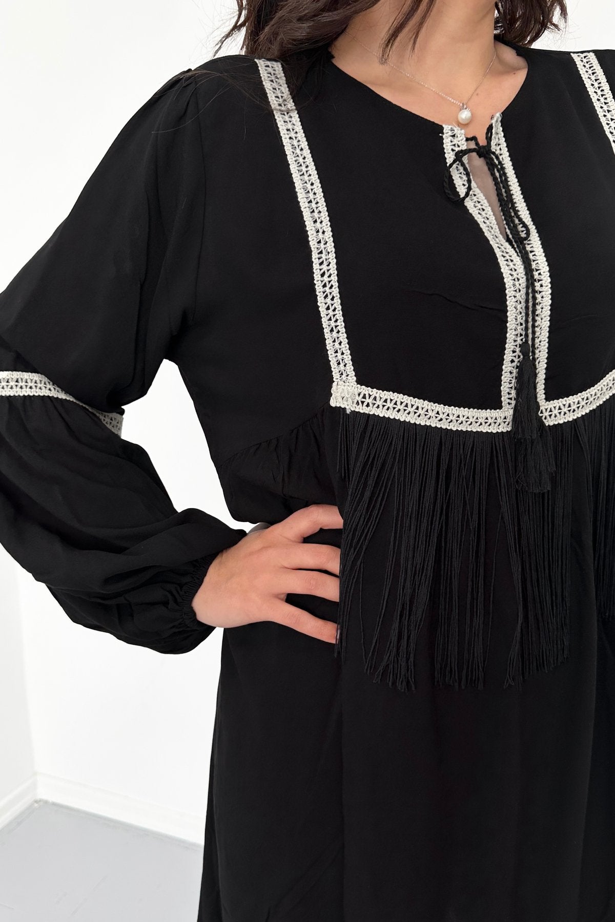 Bağcıklı Yaka Püskül Detaylı Dantel İşlemeli Balon Kollu Mini Elbise