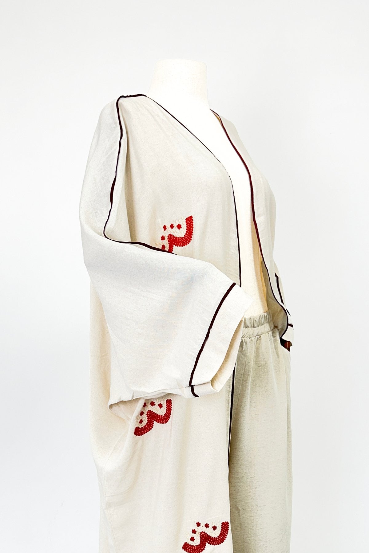 Bej Keten 2'li Takım - Kahverengi Biyeli ve Kırmızı Nakış Detaylı Bohem Kimono Takım