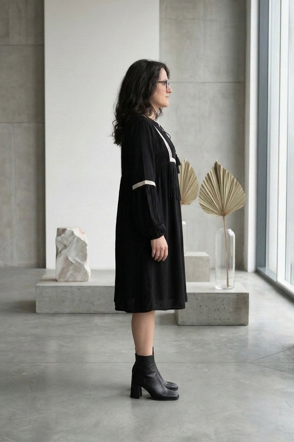 Bağcıklı Yaka Püskül Detaylı Dantel İşlemeli Balon Kollu Mini Elbise